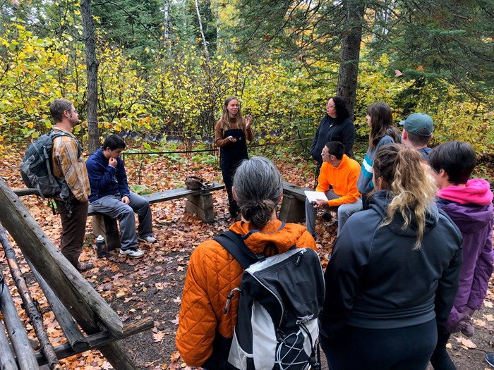 En grupp studenter från Duluth University undervisas av Sofie Wiklund vid Wolf Ridge Environmental Learning Center. Foto Emil V Nilsson
