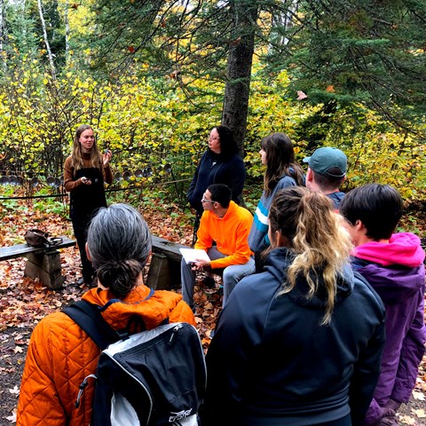 På Wolf Ridge Environmental Learning Center berättar Sofie Wiklund för en grupp studenter från universitetet i Duluth om hur deras undervisning går till. Bilden är beskuren. Foto: Emil V Nilsson
