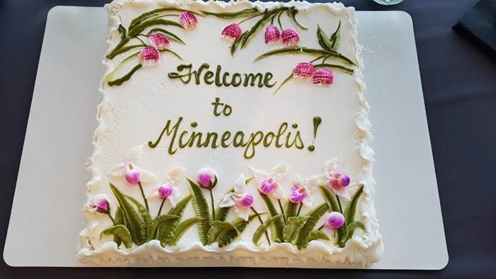 Gruppen fick ett mycket gott mottagande av sina värdar i Minneapolis. På välkomsttårtan möttes Upplands kungsängslilja och Minnesotas Cypripedium reginae, ”queen’s lady’s-slipper”, släkting till guckusko. Anna Kjellander, Länsstyrelsen i Gävleborg