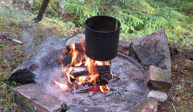 Matlagning över öppen eld utomhus