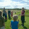 Dialog med besökare vid Gamla Uppsala högar