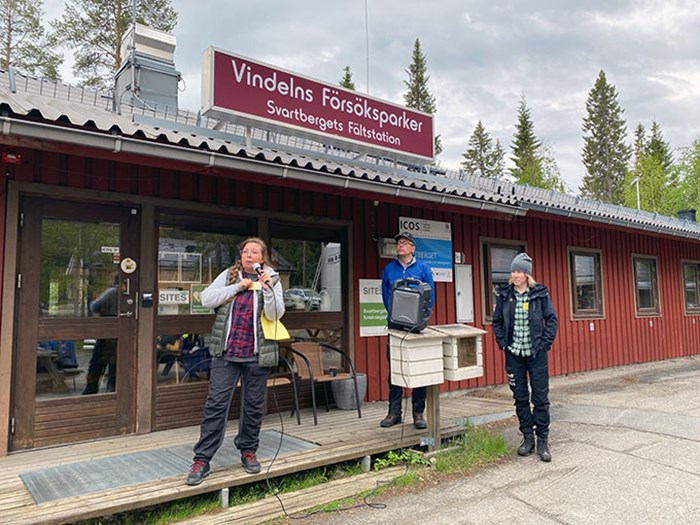 Tre personer står framför en skylt vid Svartbergets försöksstation. Foto 