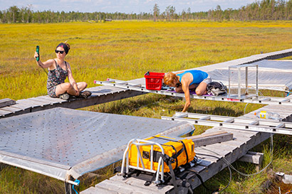 Kristiina Myller och Reija Heinonen. Forskning på Degerö Stormyr, Svartbergets forskningsstation.