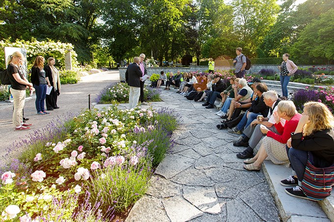 Utomhusföreläsning i Botaniska trädgården i Visby. 