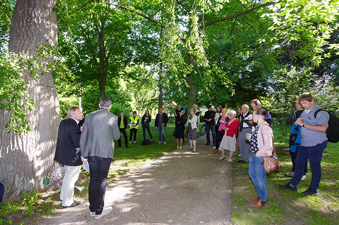 Utomhusföreläsning i Botaniska trädgården i Visby. 