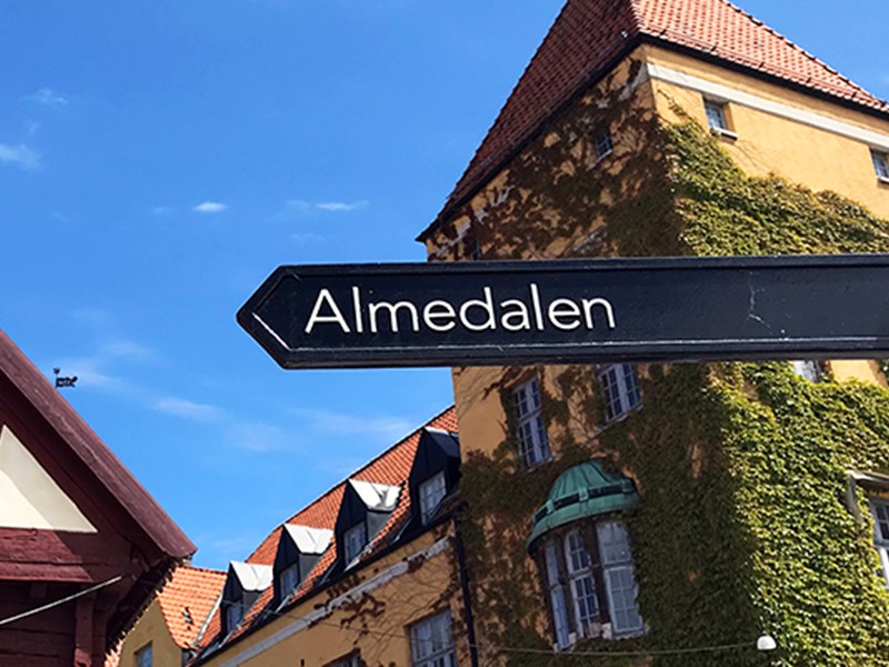 Skylt i Visby som visar vägen till Almedalen.