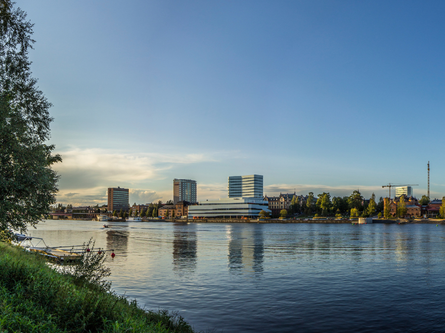 Vy över stad från vatten.