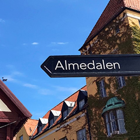 En skylt i Visby som visar vägen till Almedalen.