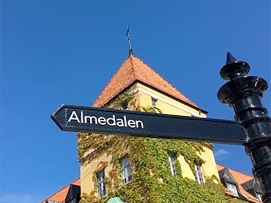 En skylt i Visby som pekar mot Almedalen. Foto.