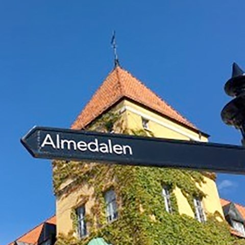 En skylt i Visby som pekar mot Almedalen. Foto.