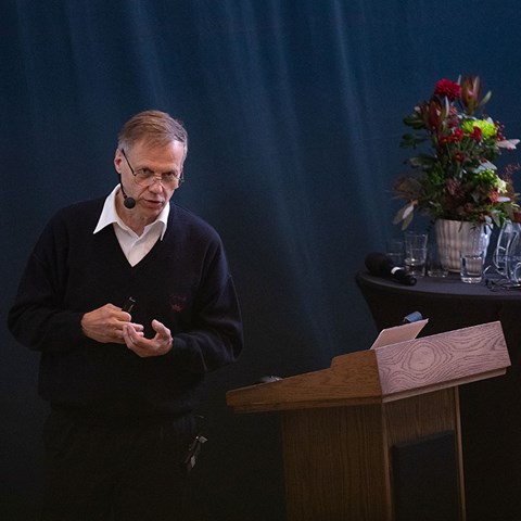 Foto på Lars Eriksson vid hans hedersdoktorsföreläsning.