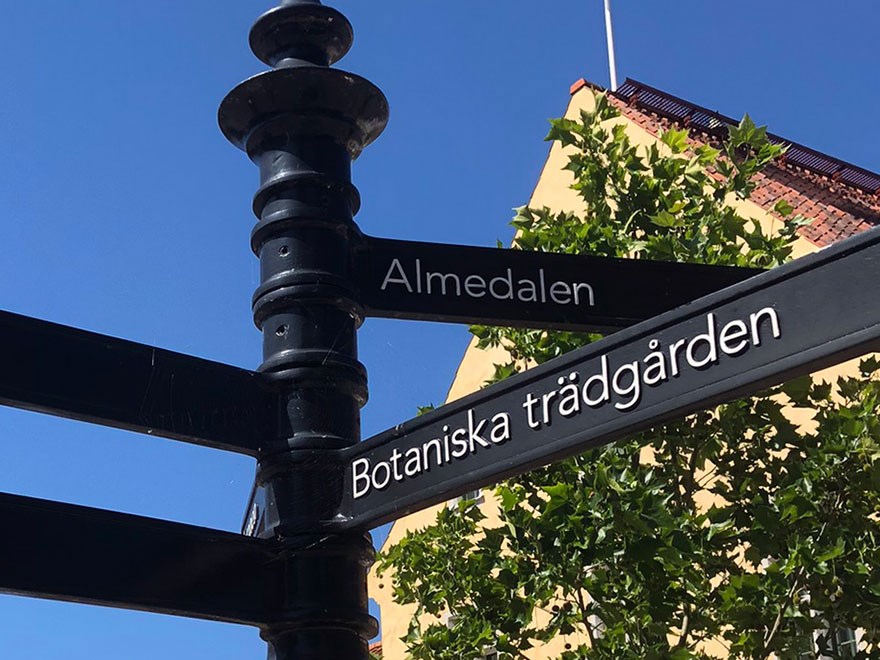 Skylt som pekar mot Almedalen. Foto.