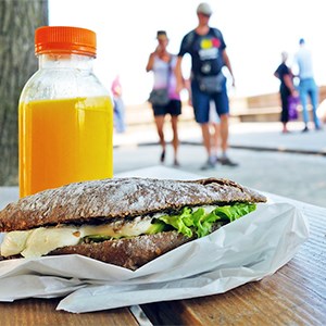En smörgås med människor i bakgrunden. Foto.