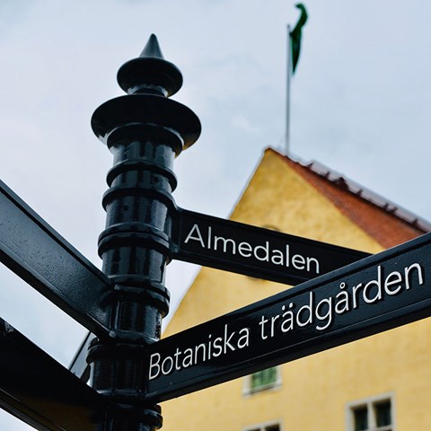 Skylt som pekar mot Almedalen i Visby. Foto.