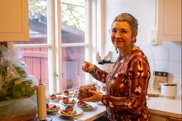 A smiling woman in a kitchen. Photo.
