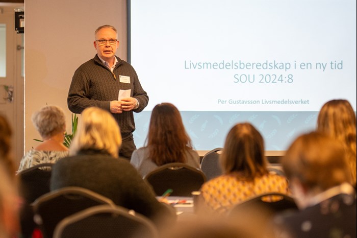 En man på en scen. Foto