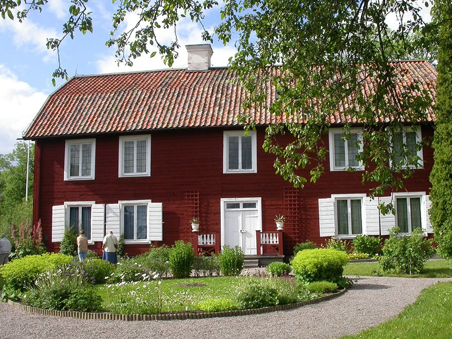 Den röda huvudbyggnaden vid Linnés Hammarby. Foto.