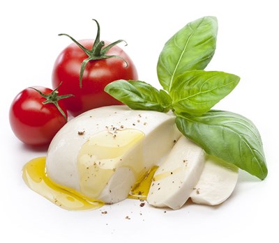 Mozzarella i bit med olivolja, tomater och basilika. Foto.