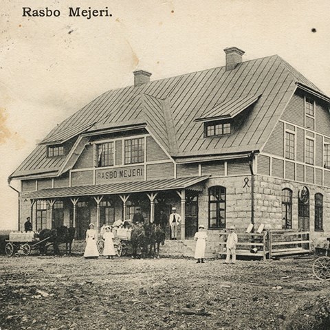 Svarvitt foto över Rasbo mejeri från ca 1910.