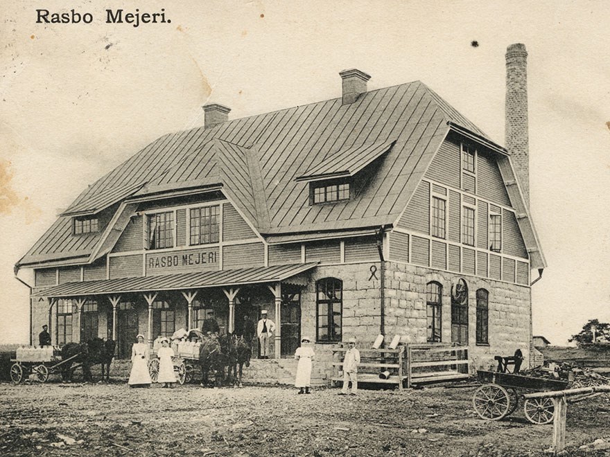 Svarvitt foto över Rasbo mejeri från ca 1910