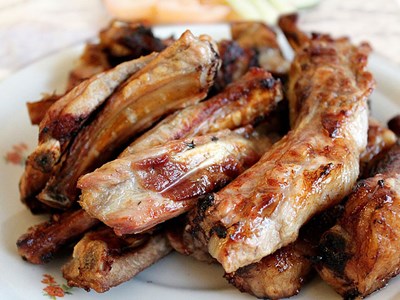 Grillade revbensspjäll. Foto.