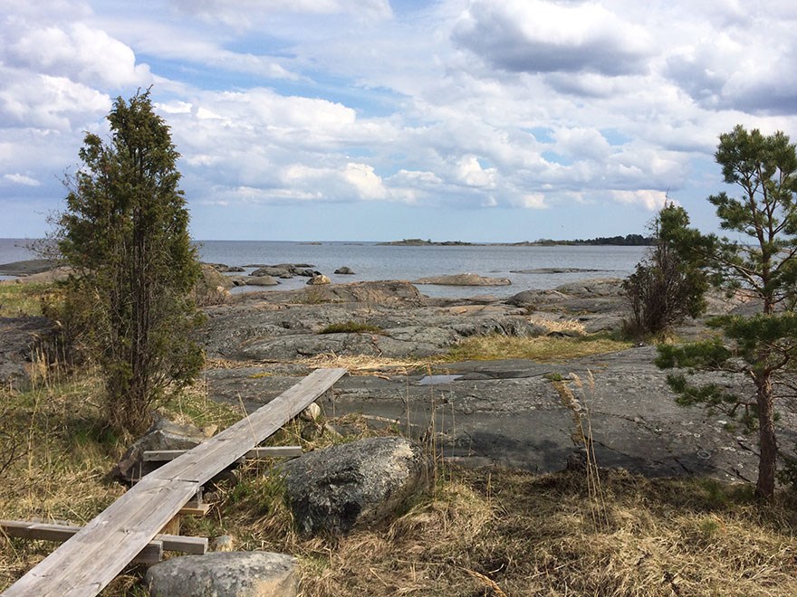 En spång på klippor vid havet. Foto.