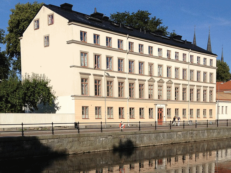 Byggnad invid Fyrisån i Uppsala. Foto.