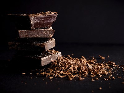 Mörk choklad i bitar och smulor, Foto.