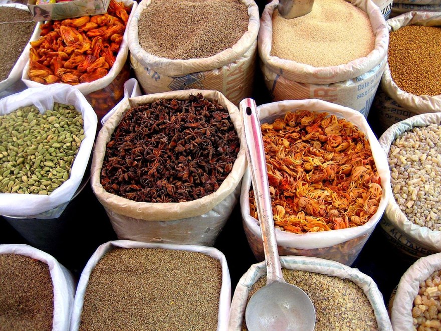 Kryddor på indisk marknad