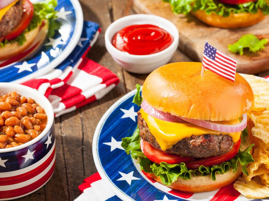 Hamburgare och amerikansk flagga. Foto.