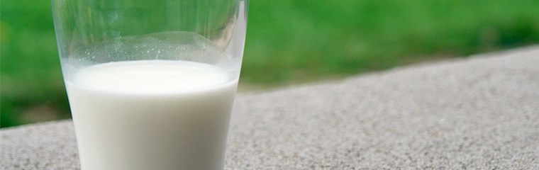 Ett mjölkglas utomhus. Foto.