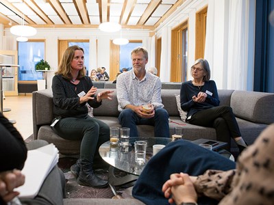 Fem personer i en gruppdiskussion. Foto.