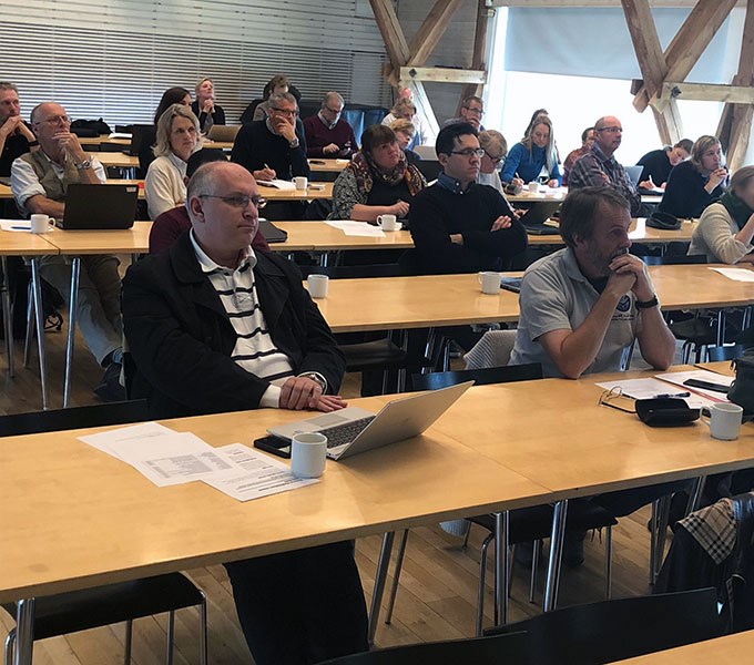 Många personer i en föreläsningssal, foto.