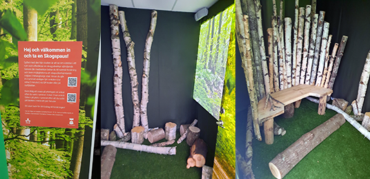 Tre bilder i ett collage som visar hur rummet "Skogspaus" ser ut, med en träbänk, några björkstammar och en bildskärm. Foto.