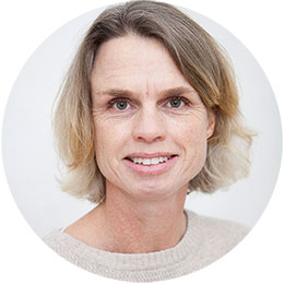 Medelålders kvinna med ljust hår, en huvudbild. Foto.