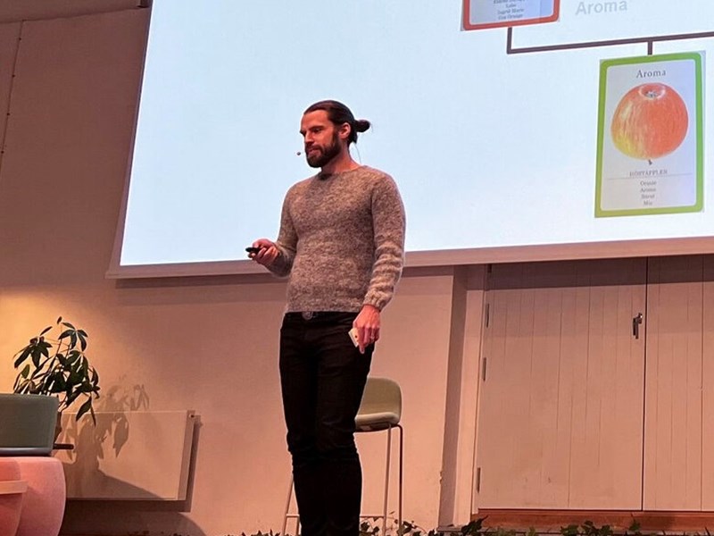 Jonas Skytte af Sätra håller en presentation om äpplets genomik