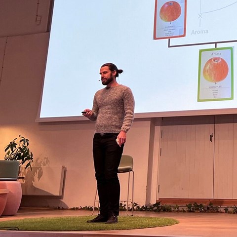Jonas Skytte af Sätra håller en presentation om äpplets genomik