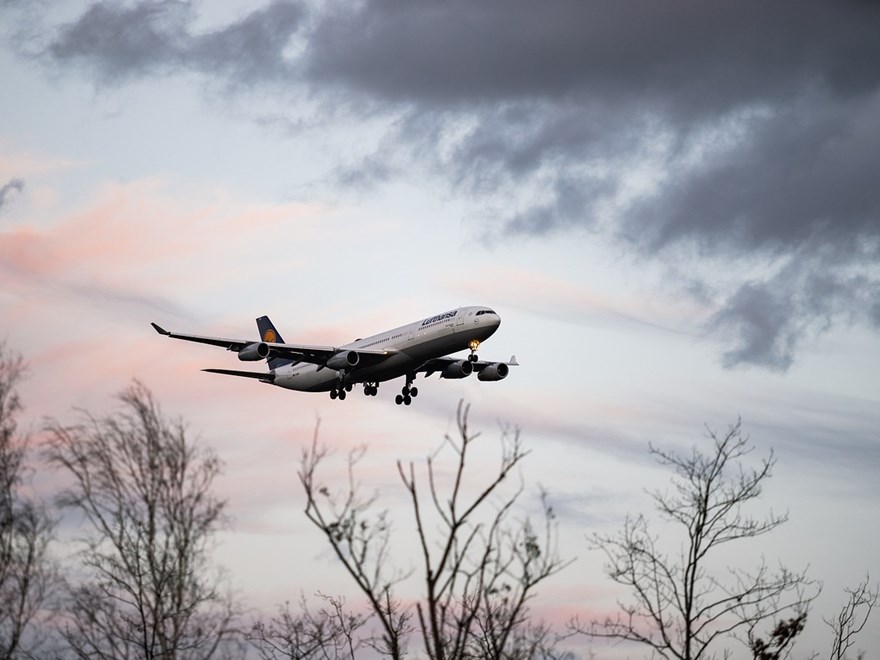 flygplan som lyfter