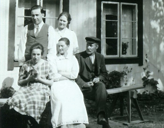 Svartvitt foto föreställande familjen som odlat åbrodden.