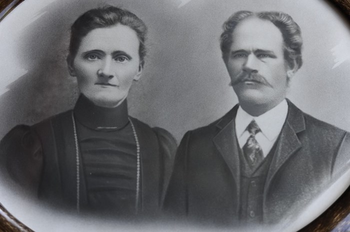 Svartvitt foto av Selma Dahlberg och hennes make. Äldre familjefoto. 