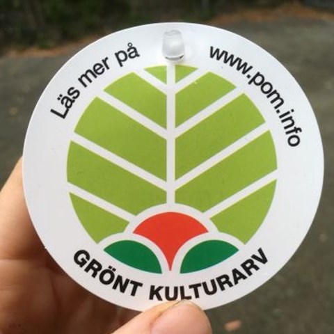 Foto av etikett med Grönt kulturarvs logotyp.
