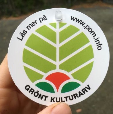 Foto av etikett med Grönt kulturarvs logotyp.