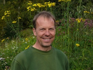 Färgfoto av Jonas Bengtsson, medlem i Perennuppropets referensgrupp. Närbild av Jonas ansikte.