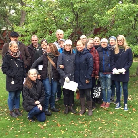 Färgfoto föreställande deltagarna på det årliga mötet för klonarkivsvärdar för frukt. Mötet hölls i Kalmar och deltagarna står uppställda i en park.