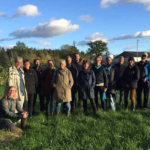 Ett gruppporträtt som visar deltagarna på klonarkivsträffen för fruktklonarkiv. En grupp människor står uppställda och ler mot fotografen. 