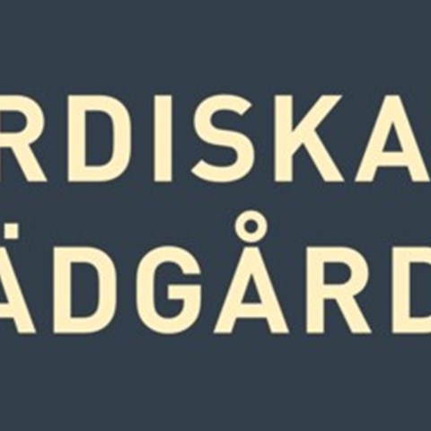 Mässan Nordiska trädgårdars logotyp. "Nordiska trädgårdar" står skrivet med vit text mot en mörkt grön bakgrund. 