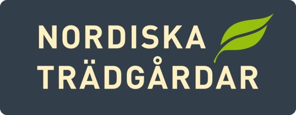 Mässan Nordiska trädgårdars logotyp. "Nordiska trädgårdar" står skrivet med vit text mot en mörkt grön bakgrund. 