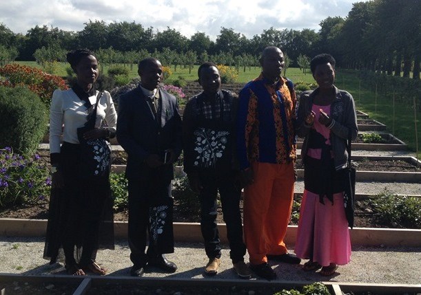 Färgfoto som visar en grupp studenter från Tanzania på studiebesk i genbanken. 
