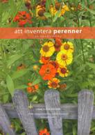 Omslaget på boken "Att inventera perenner". På omslaget syns gula och orange trädgårdssolbrudar som sträcker sig över ett trästaket. Färgfoto.