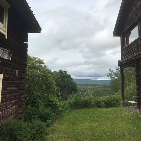 Färgfoto som visar vy över ett landskap i Dalarna.